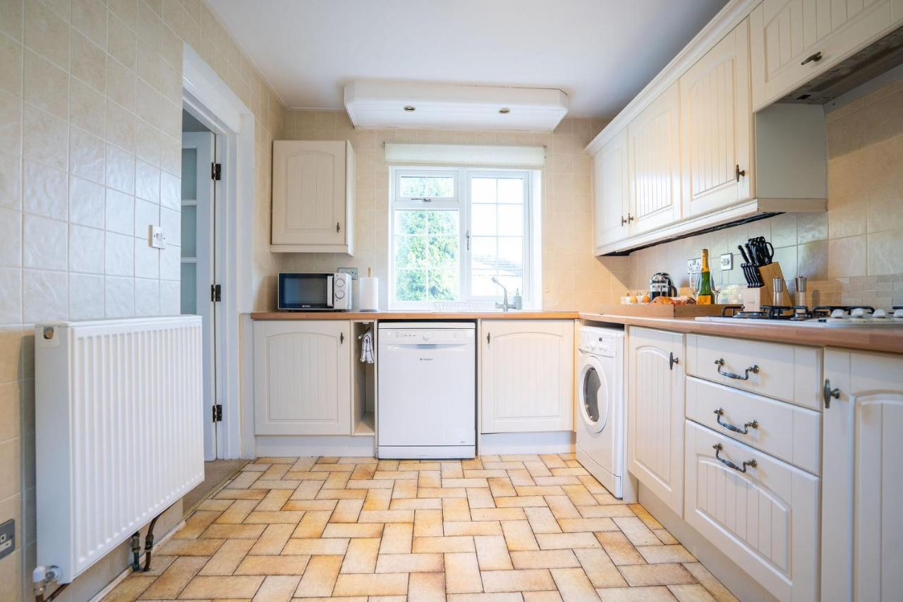 Beautiful Detached Home In Quaint Village Setting Уедърби Екстериор снимка