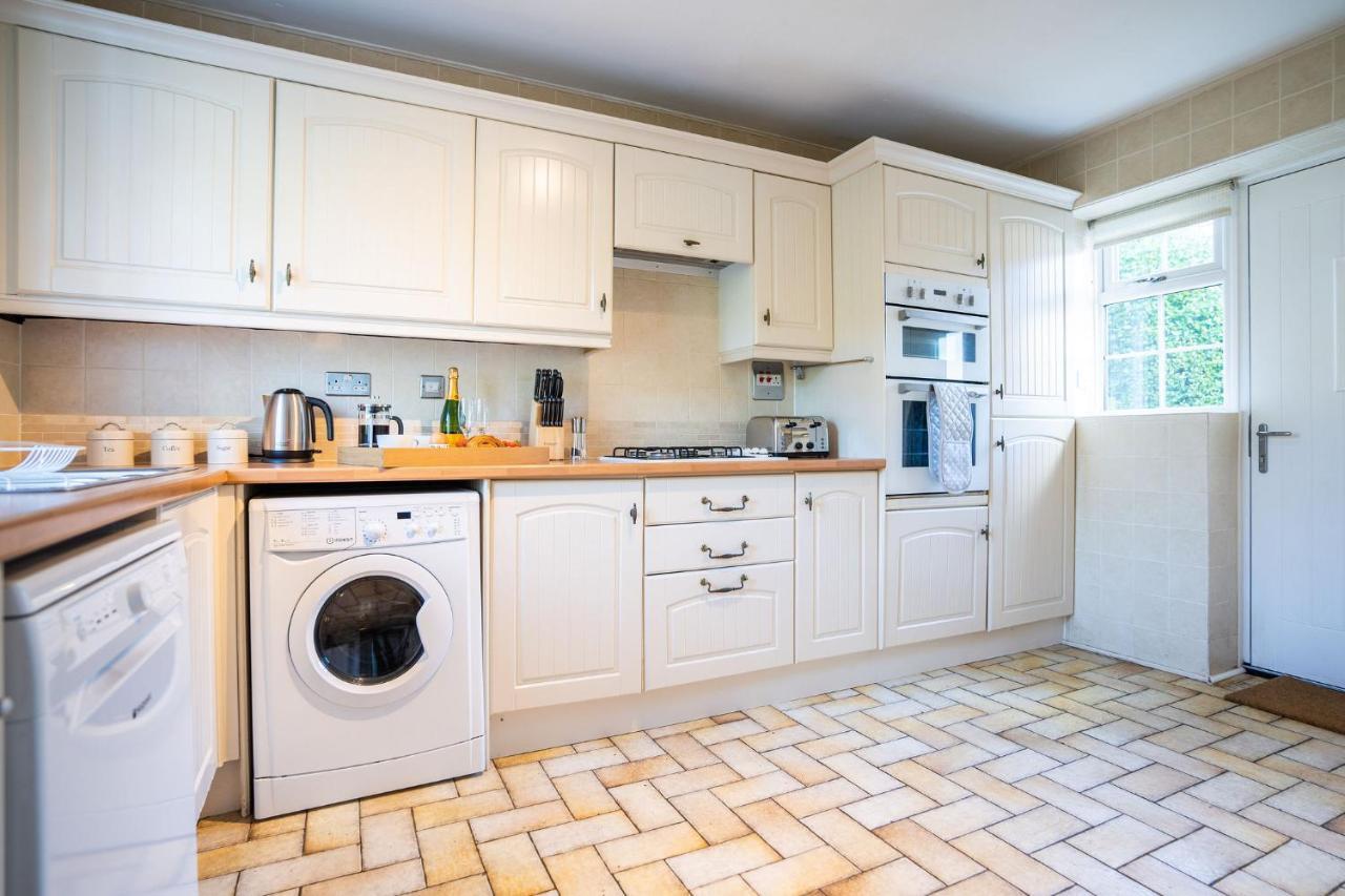 Beautiful Detached Home In Quaint Village Setting Уедърби Екстериор снимка